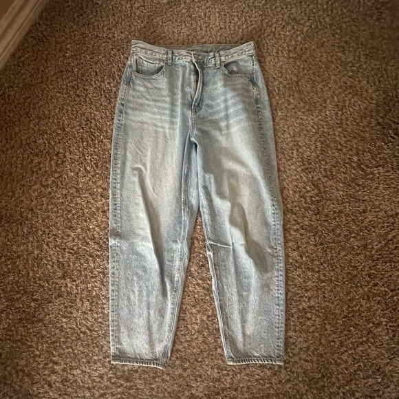 American Eagle Size 12 regular relaxed mom fit jeans! Light wash! - Picture 3 of 4
